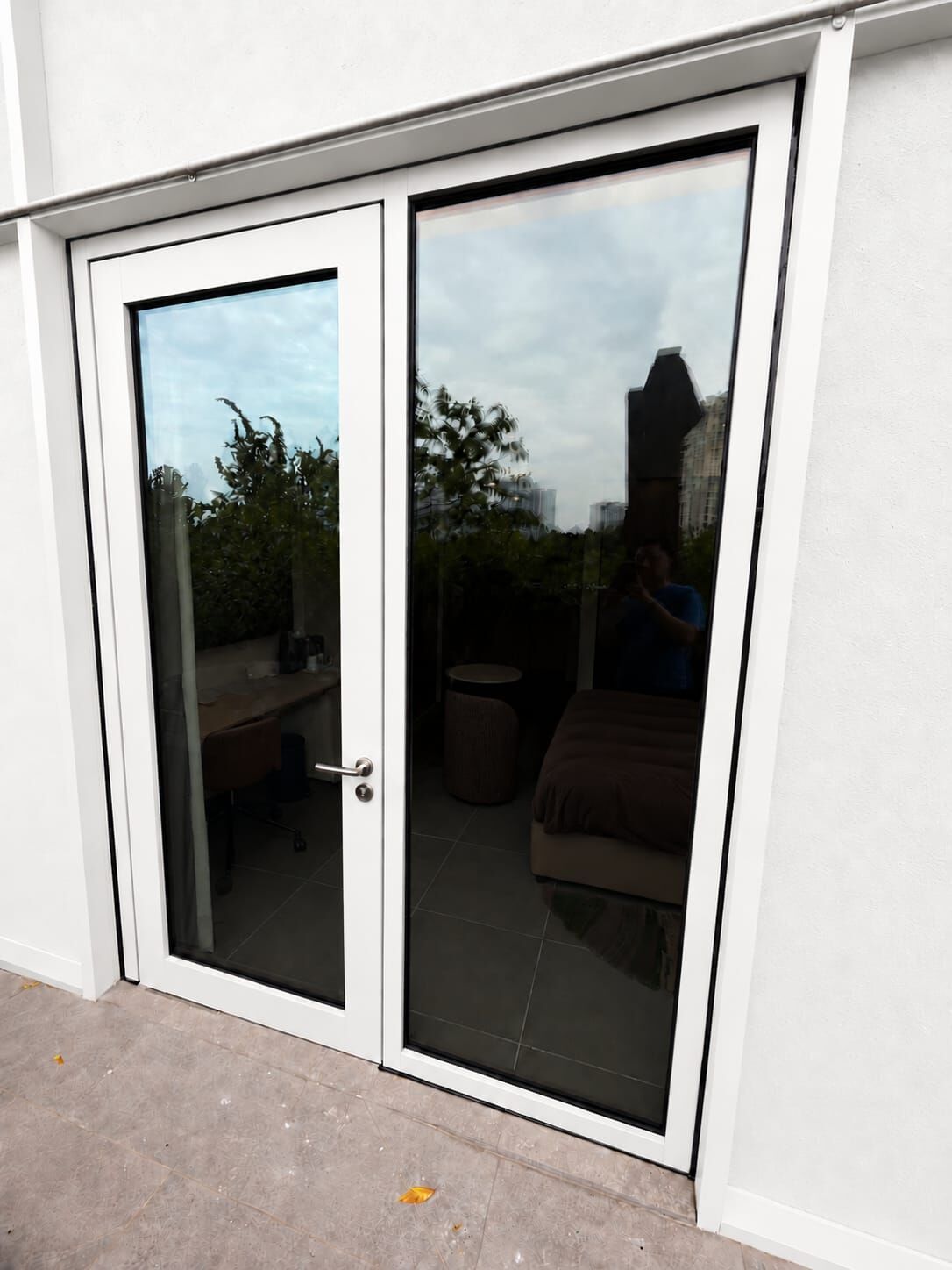 Terrace doors: fire-rated glass with powder coat finish