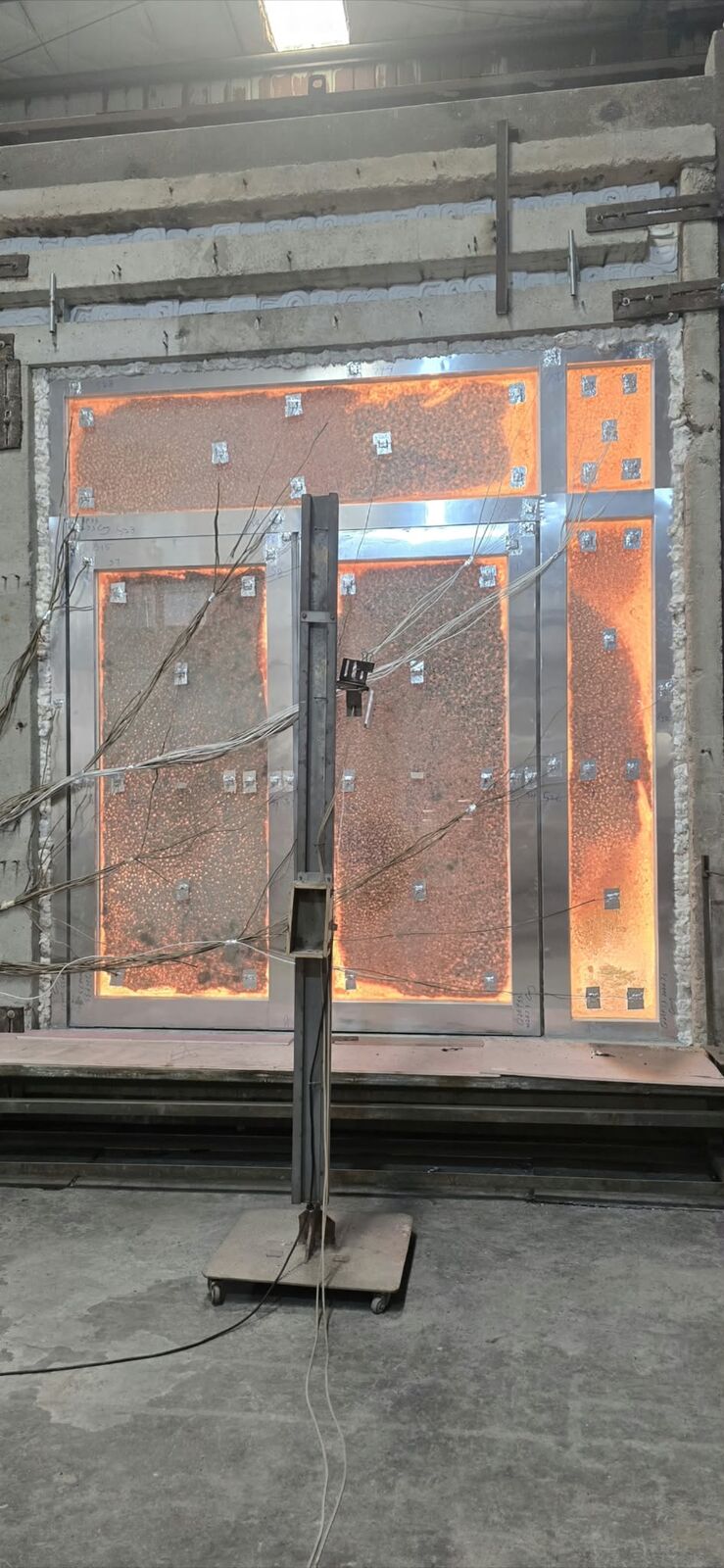 The same doorset glowing during the furnace test